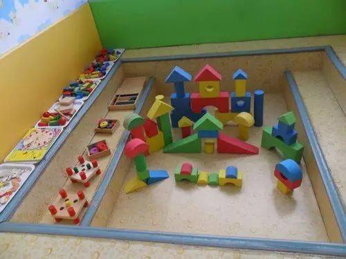 建构游戏幼儿园,建构游戏在幼儿园教育中的重要性与实践探索(图1)