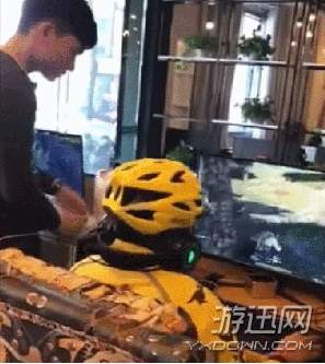 外卖小哥帮忙打游戏,意外成为网友热议焦点(图2)