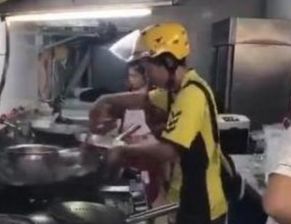 外卖小哥帮忙打游戏,意外成为网友热议焦点(图1)
