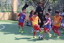 大班幼儿足球游戏玩法,大班幼儿足球游戏多样化玩法解析(图2) 大班幼儿足球游戏玩法,大班幼儿足球游戏多样化玩法解析(图2)