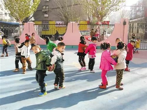 小班户外游戏大全简单,快乐童年无限可能(图3) 小班户外游戏大全简单,快乐童年无限可能(图3)